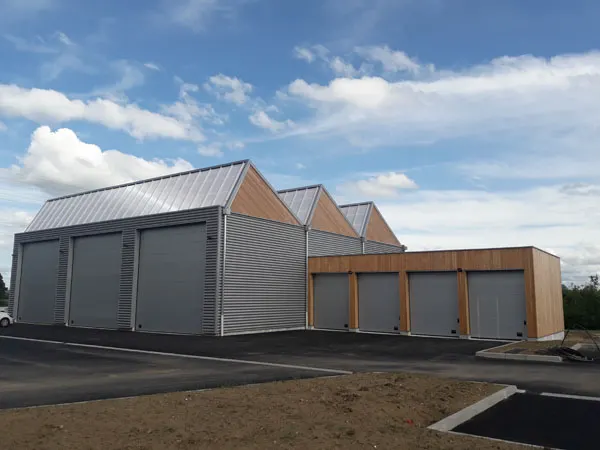 Hangars bardés.