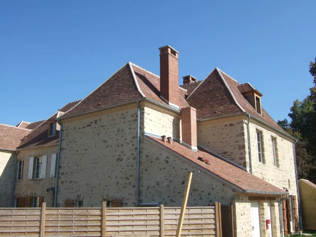 Maison en pierre, couverture en tuiles